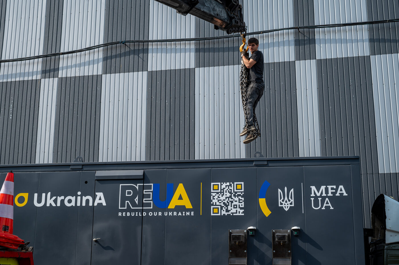Deploying a ReH2O station with crane support at a community site